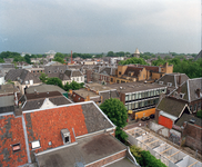 123495 Overzicht van een deel van de binnenstad van Utrecht, vanaf een bouwkraan op de bouwplaats van de woningen aan ...